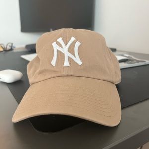 Yankees hat ‘47 in beige with white insignia!